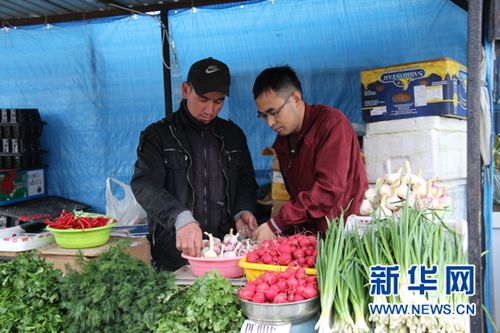 俄罗斯远东地区符拉迪沃斯托克市中心有一处中国市场，图为顾客在中国果蔬店买菜。