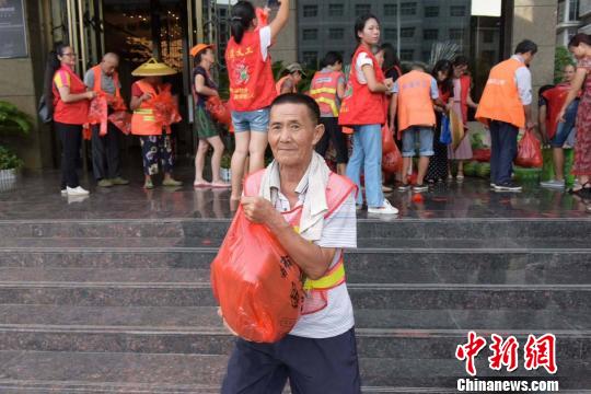 环卫工人收到了一份爱心“清凉包”。 米承实 摄 环卫工人收到了一份爱心“清凉包”。 米承实 摄