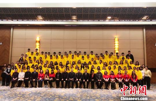 海外华裔青少年与华文教师在长春开启“寻根之旅” 郭佳 摄 海外华裔青少年与华文教师在长春开启“寻根之旅” 郭佳 摄