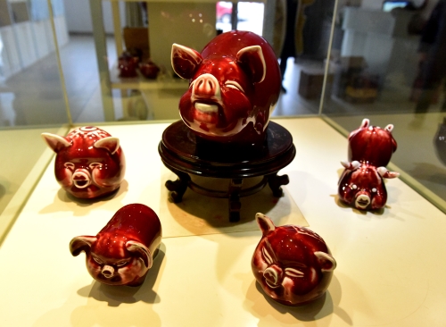江西景德镇：郎窑红生肖猪问世