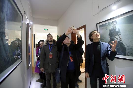 海外华文媒体代表参观成都双流区文创空间。 王磊 摄 海外华文媒体代表参观成都双流区文创空间。 王磊 摄