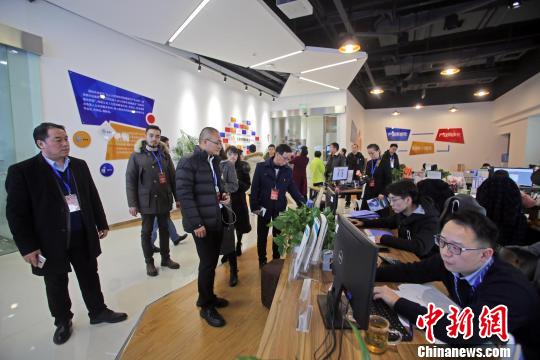 海外华文媒体代表探访天府新区。 王磊 摄 海外华文媒体代表探访天府新区。 王磊 摄