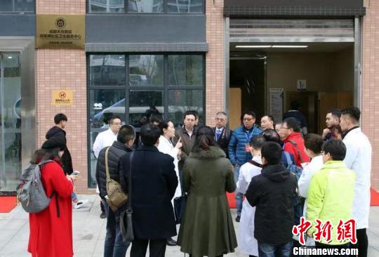 海外华文媒体代表们探访天府新区。 王磊 摄 海外华文媒体代表们探访天府新区。 王磊 摄