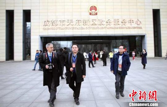 海外华文媒体代表们探访天府新区。 王磊 摄 海外华文媒体代表们探访天府新区。 王磊 摄