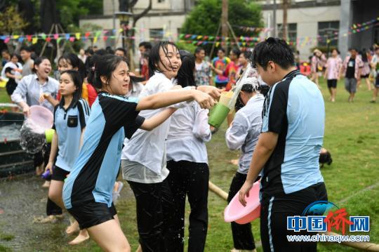 图为学生们相互泼水祝福 俞靖 摄 图为学生们相互泼水祝福 俞靖 摄