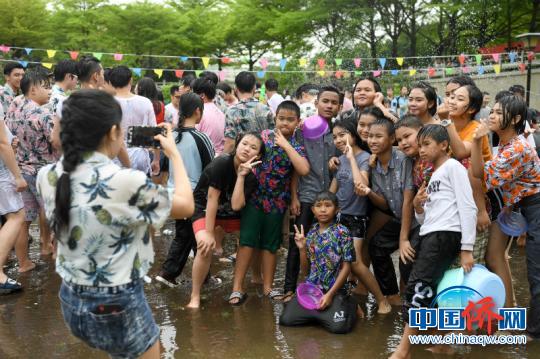 图为参加活动学生合影留念 俞靖 摄 图为参加活动学生合影留念 俞靖 摄