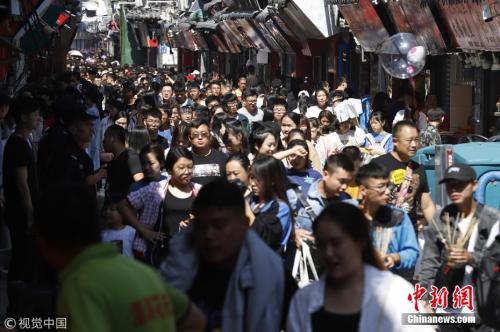 资料图:去年中秋,在山东济南芙蓉街老街巷景区,来自全国的游客聚集在老街里,形成人海景观。 图片来源:视觉中国 资料图:去年中秋,在山东济南芙蓉街老街巷景区,来自全国的游客聚集在老街里,形成人海景观。 图片来源:视觉中国
