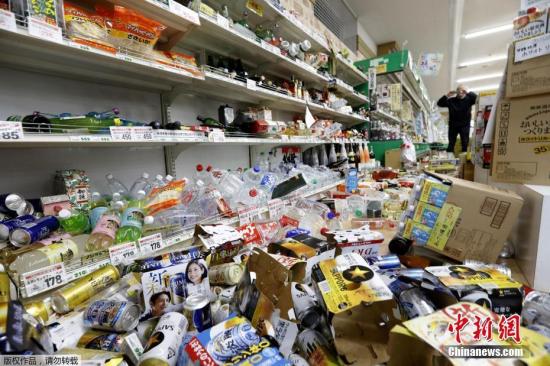 当地时间6月19日,日本山形县筑冈的一家超市里的物品散落一地。日本山形县附近海上18日晚发生6.7级地震,该县及新潟县震感强烈。日本气象厅向山形县、新潟县和石川县日本海沿岸地区发出海啸警报,目前暂无人员伤亡和财产损失的报告。 点击进入下一页
