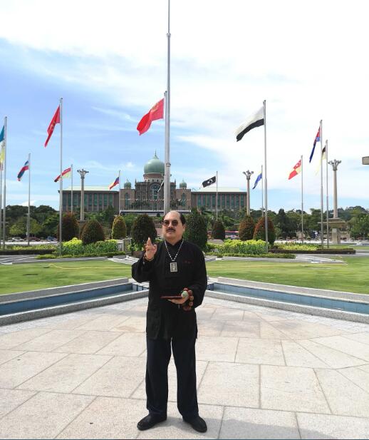 让易经走向国际:记中华奇人张云斐 让易经走向国际:记中华奇人张云斐