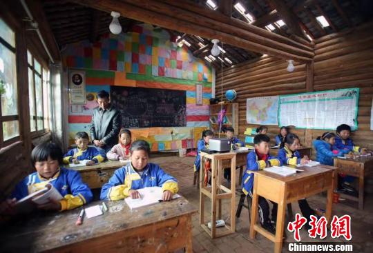 达祖小学三年级学生正在上语文课。 王磊 摄 达祖小学三年级学生正在上语文课。 王磊 摄