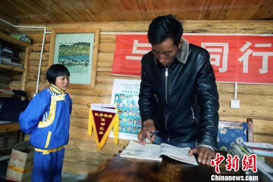摩梭孩子王二车直玛在办公室背诗。 王磊 摄 摩梭孩子王二车直玛在办公室背诗。 王磊 摄