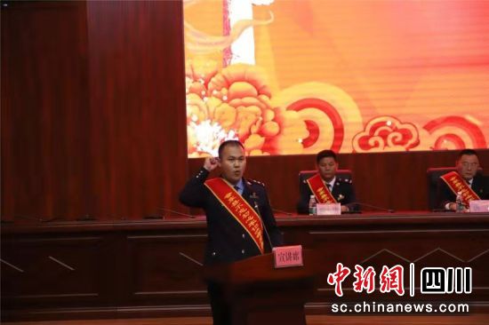 自会东县公安局刑事侦查大队的徐嘉宏讲述了自己从警7年中惊心动魄的经历。 钟欣 摄 自会东县公安局刑事侦查大队的徐嘉宏讲述了自己从警7年中惊心动魄的经历。 钟欣 摄