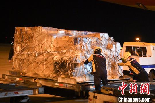 工作人员将防疫物资装车。 杨华峰 摄 工作人员将防疫物资装车。 杨华峰 摄