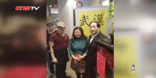 加拿大联邦小企业、出口促进及国际贸易部部长伍凤仪专门来到武汉面馆消费,以示支持。(中新视频截图) 加拿大联邦小企业、出口促进及国际贸易部部长伍凤仪专门来到武汉面馆消费,以示支持。(中新视频截图)