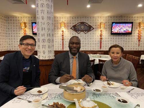 陈作舟(左起)、毕夏朴、维乐贵丝在华埠餐厅用餐,为华社加油打气。(美国《世界日报》/郑怡嫣摄) 陈作舟(左起)、毕夏朴、维乐贵丝在华埠餐厅用餐,为华社加油打气。(美国《世界日报》/郑怡嫣摄)