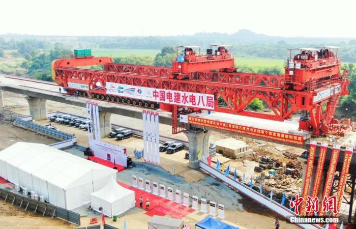 5月28日,随着1号梁场往万隆方向架梁通道上最后一榀箱梁精准落梁对位,印尼雅万高铁首段架梁通道架设完成,标志着雅万高铁建设取得了又一重大进展。图为架梁现场。 <a target= 点击进入下一页