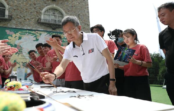 “为奥运喝彩_恒爱行动”持续进行_黄建南与多校学生“绘梦”