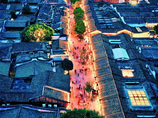 7月10日,福州三坊七巷历史文化街区南后街上游人如织(无人机照片)。 7月10日,福州三坊七巷历史文化街区南后街上游人如织(无人机照片)。